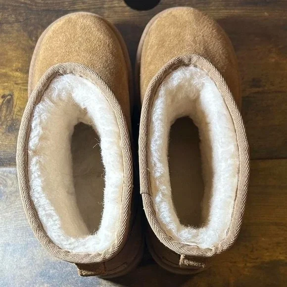 Women's Tan Platform UGG Boots - Picture 5 of 6